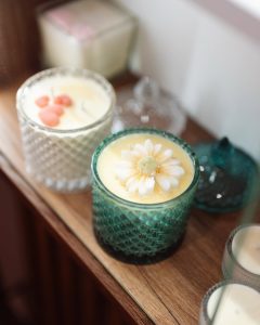 Czy wiesz, że świece sojowe to nie tylko przyjemna atmosfera, ale także korzyści...